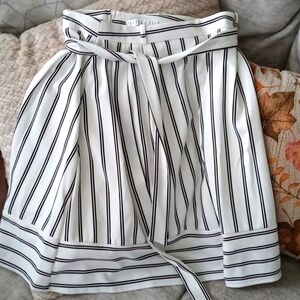 New Classic white black Skirt size large Elegant Timeless Party Dinner Date